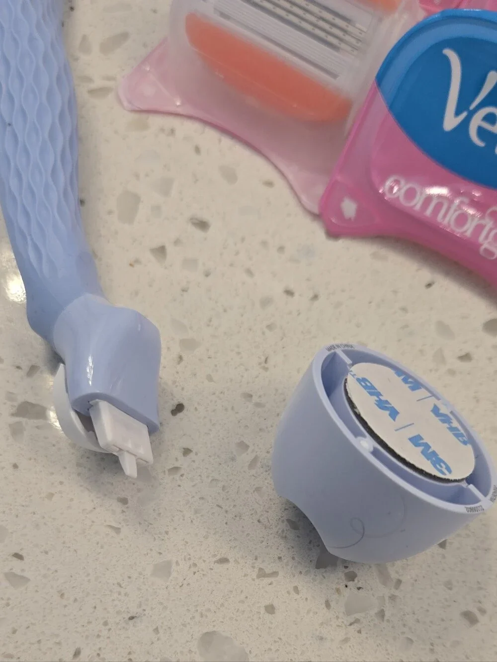 Gillette Venus Razor Handle in Light Blue w/ 6 ComfortGlide Blades